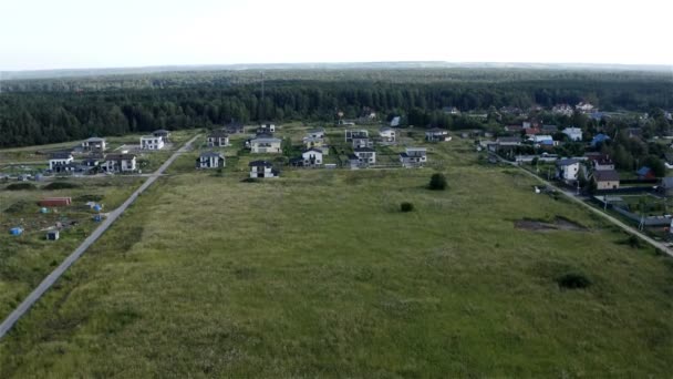 Dorp met lage huizen in de buurt van het bos — Stockvideo