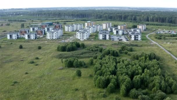 Grüne Natur rund um Flachbauten — Stockvideo