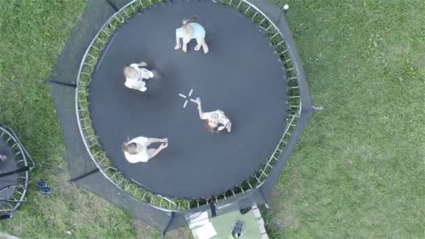 Cztery dziewczyny mają zabawy skoki na trampolinie — Wideo stockowe