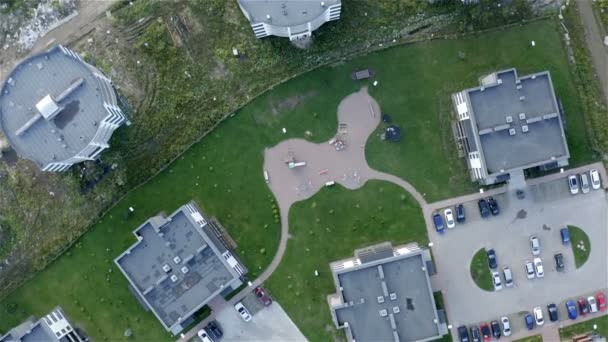 Uitgeruste nieuwe speeltuin in de buurt van nieuwe huizen — Stockvideo