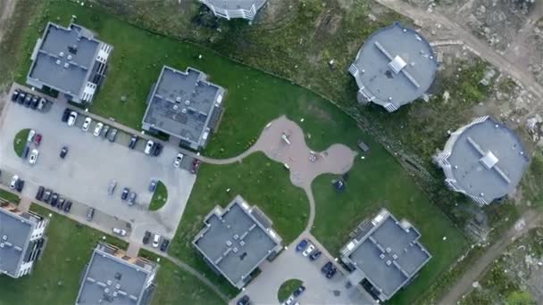 Crianças brincam no novo parque infantil do bairro residencial — Vídeo de Stock