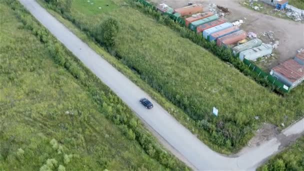 Coche conduciendo en un camino de tierra estrecho — Vídeos de Stock