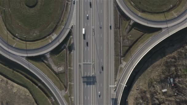 Movimiento de varios carriles de una autopista — Vídeos de Stock