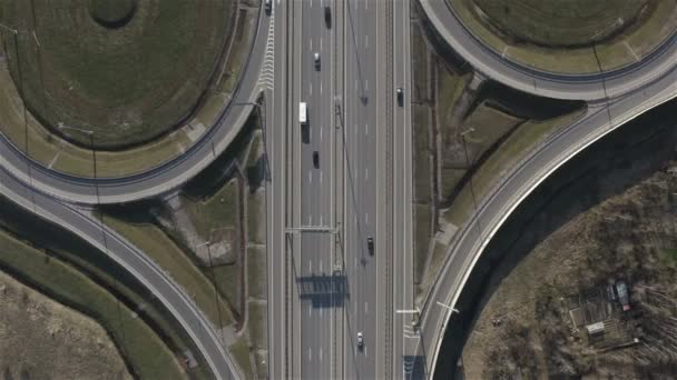 Mehrspuriger Verkehr auf der Autobahn — Stockvideo