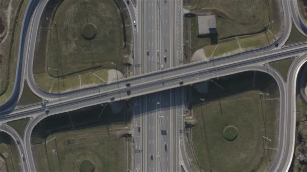 Bron över motorvägen med sido utgångar från motorvägen — Stockvideo