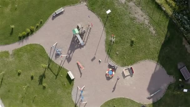 Матери с детьми играют на детской площадке — стоковое видео