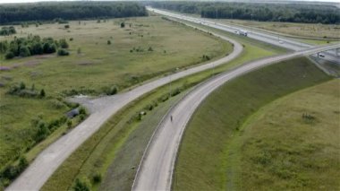 bisikletçi otoban geçmek için köprüye giden yolda yokuş yukarı sürmek