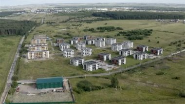 yeşil bir alanda bulunan yeni konut kompleksi