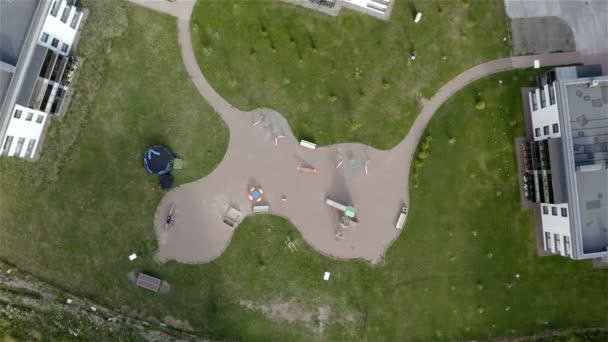 aire de jeux pour enfants avec aires de jeux entre les maisons 