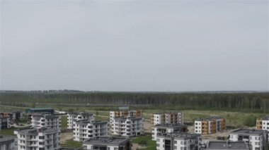 mavi bir gökyüzü altında bir otoyol üzerinde düşük katlı konut kompleksi