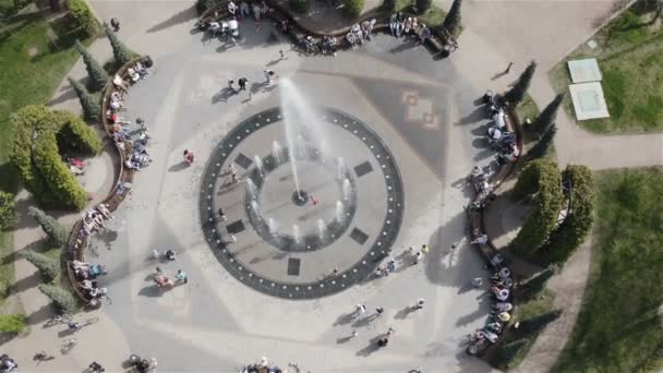 Children and adults gathered around the musical fountain — Stock Video