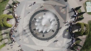çeşme sıcak havalarda soğuk su fışkırtıyor. Hava fotoğrafçılığı