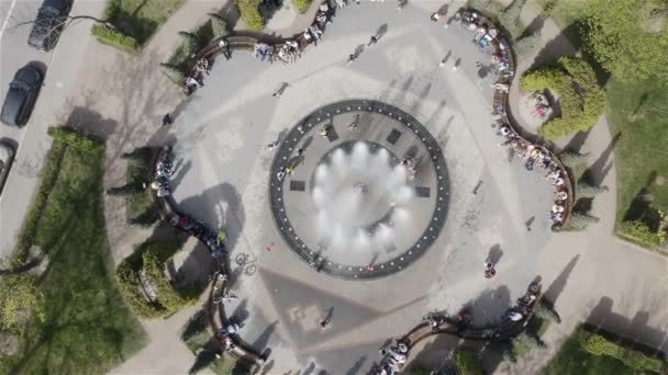 물 분수와 함께 둥근 분수의 항공 사진 — 비디오