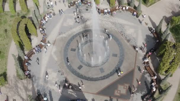 On a sunny day, people run around the fountain. Trading area — Stock Video