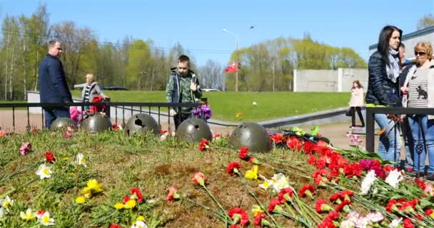 Den 9 maj kom folk att lägga blommor på gravarna — Stockvideo