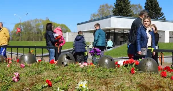 Aileler 9 Mayıs'ta savaş sırasında ölenleri anmak için unutulmaz yerlere geldi. — Stok video