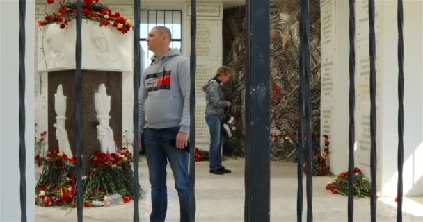 Insanlar savaş sırasında düşen Rus askerlerinin anısını onurlandırmak için anıtlara geliyorlar. — Stok video