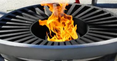 ateş ateşi savaş sırasında şehit askerlerin bir bellek olarak yeryüzünün bağırsaklarından yayılan