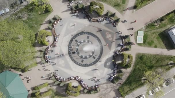 Par une journée chaude, les gens se rafraîchissent à l'eau froide de la fontaine — Video