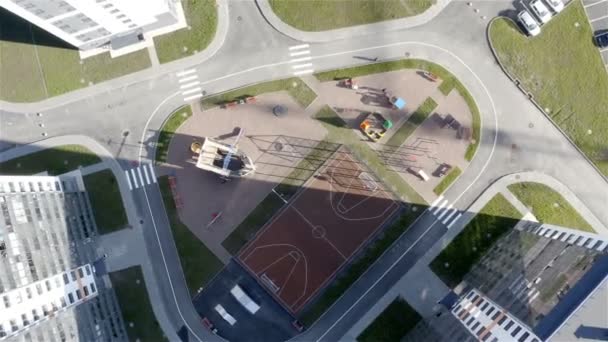 Двор с детской площадкой и футбольным полем. Аэрофотосъемка — стоковое видео
