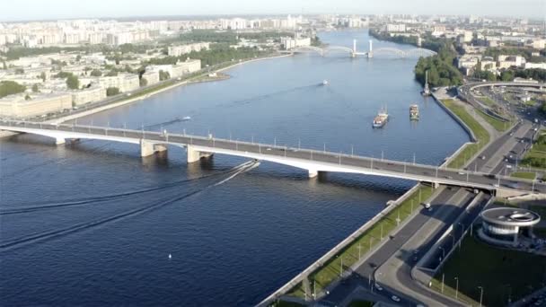 Paseos en barco bajo el puente sobre el río. Fotografía aérea — Vídeo de stock