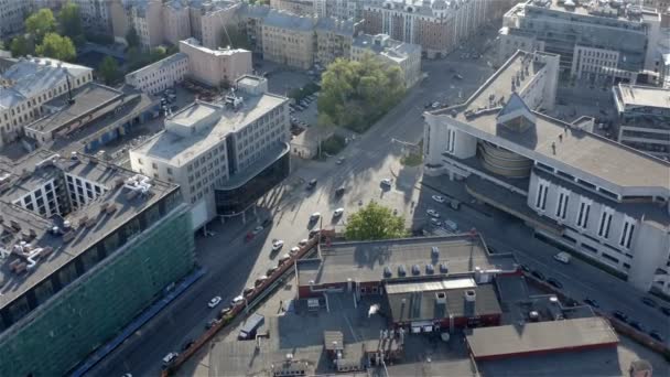 Slunce osvětluje střechy domů a Cherson Street v Petrohradě — Stock video