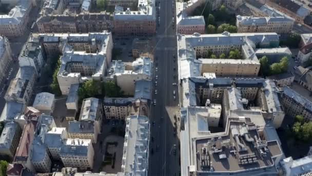 Het historische stadscentrum met smalle straatjes in de vorm van labyrinten. Luchtfotografie — Stockvideo