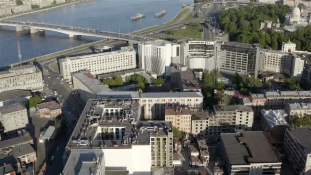 Achter het Moscow Hotel opent zich een prachtig uitzicht op de Neva en Alexander Nevsky Bridge — Stockvideo