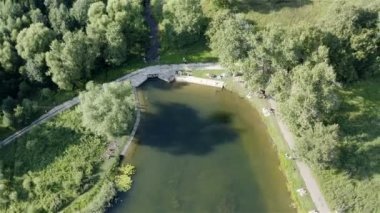 Turistlerin ve ziyaretçilerin dinlendiği gölün etrafında beton döşemeler.