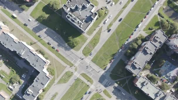 Nastavitelná křižovatka ulic města s dopravou — Stock video