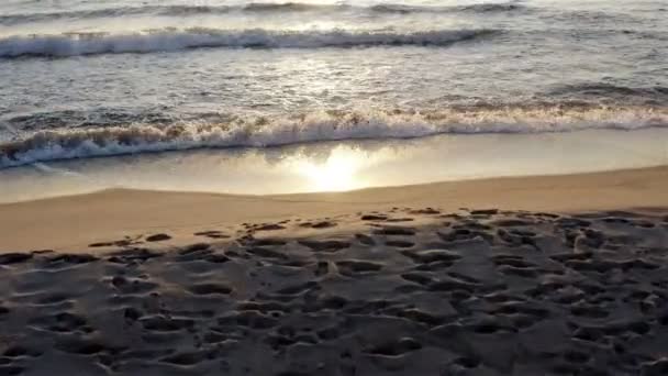 Sauberer Strand und goldener Sand mit schönen Wellen — Stockvideo