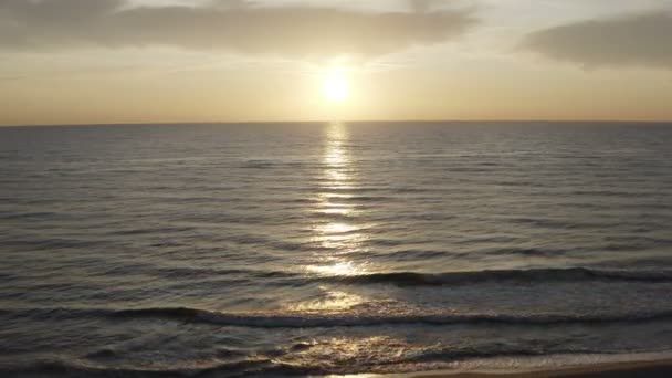 Soarele apune încet peste orizontul mării — Videoclip de stoc