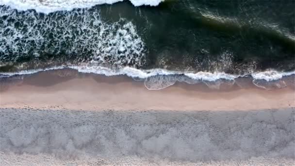 Dunkle Meereswellen schlagen gegen das sandige Ufer — Stockvideo