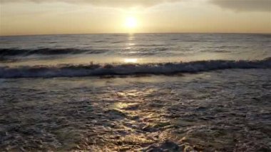 Güneş batarken deniz sörfü