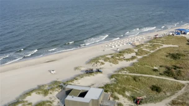 Traktor stänger av stranden längs en smal stig från kustzonen — Stockvideo