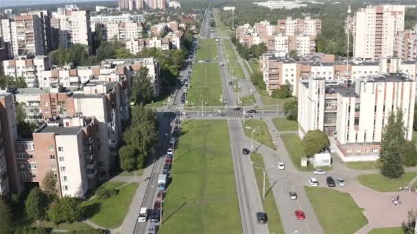 Die Hauptstrasse der Stadt teilt die Viertel mit einer breiten grünen Gasse — Stockvideo