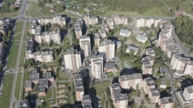 Şehrin çok katlı evleri, oyun alanları ve dükkanları olan yerleşim yerleri.