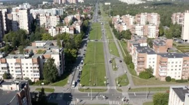 Şehrin ana caddesine park edilmiş arabalar. Üst çekim