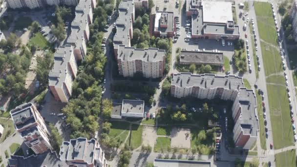 Hochhäuser im Stadtbezirk bilden ein Labyrinth mit Straßen und Gehwegen — Stockvideo