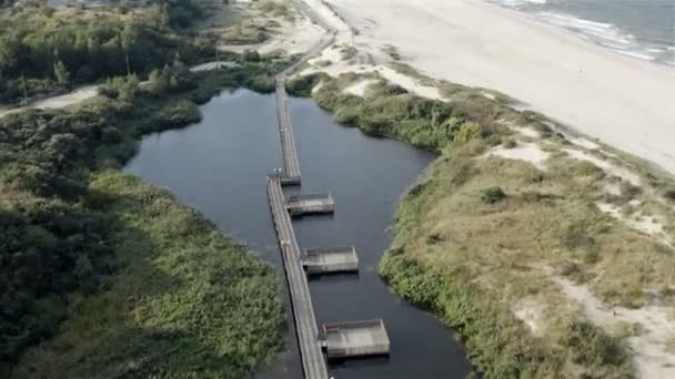 Vuelo sobre la zona costera del mar sobre una playa de arena blanca — Vídeos de Stock