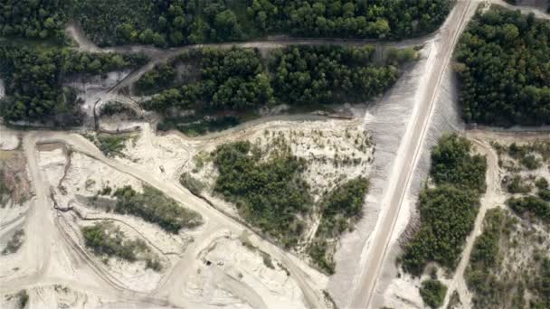 Lugar de producción con instalaciones a bordo de una cantera existente — Vídeo de stock