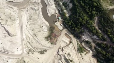 Madencilik ekipmanları bir maden ocağının maden alanında çalışma faaliyetleri yürütür.