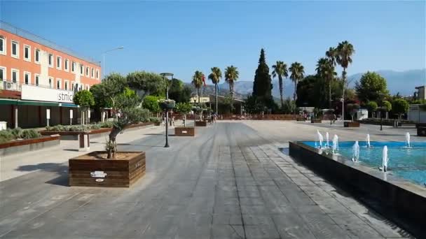 Large square with fountains and benches — Stock Video