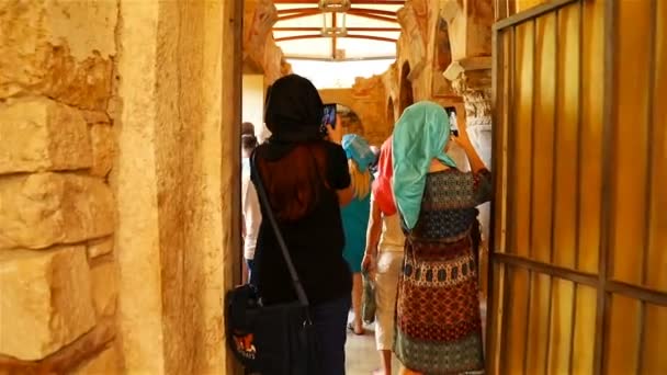 Turistas fotografian las paredes históricas del templo de San Nicolás el Maravilloso en teléfonos celulares — Vídeos de Stock