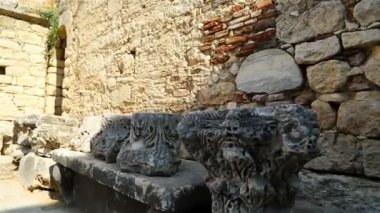 Kalenin tarihi duvarı boyunca sütunları olan taşlar ve levhalar.