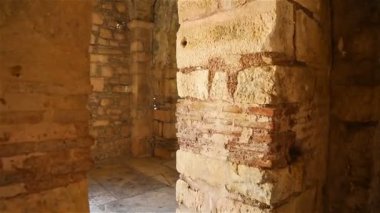 IV. Yüzyılda inşa edilen kil ve taştan tapınağın sütunları ve duvarları