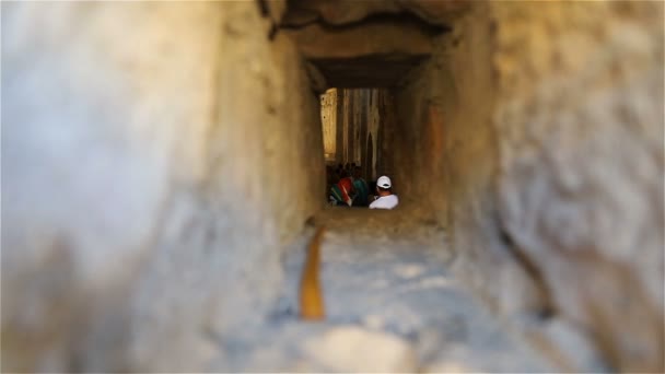 Espacio interpiedra en paredes masivas con vista al edificio a través de una abertura — Vídeos de Stock