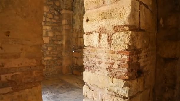 colonnes et murs du temple d'argile et de pierre construit au IVe siècle après JC 