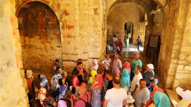 Prohlídka turistů ve starověkém kostele sv. Mikuláše