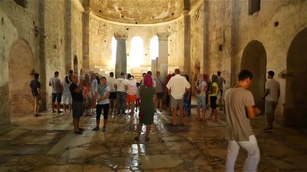 Between the two columns behind the destroyed marble partition, there is a damaged sarcophagus — Stock Video